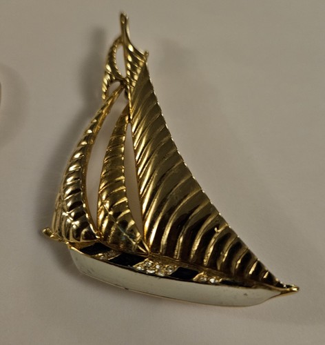 Lovely 80s sailing boat - lovely,